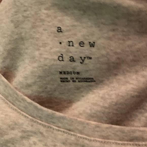 🌞FREE W PURCHASE, A New day soft and stretchy tee - Picture 4 of 4